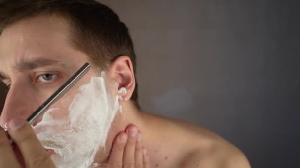 用一把直剃须刀刮胡子 在浴室里给家里刮胡子的特写镜头 男性胡子风格 这家伙刮脸了 — 图库视频影像