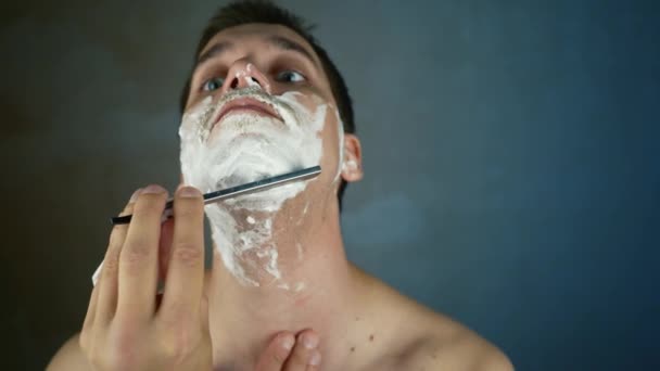 Rapaz Bonito Rapa Barba Com Uma Lâmina Perigosa Aparar Barba — Vídeo de Stock