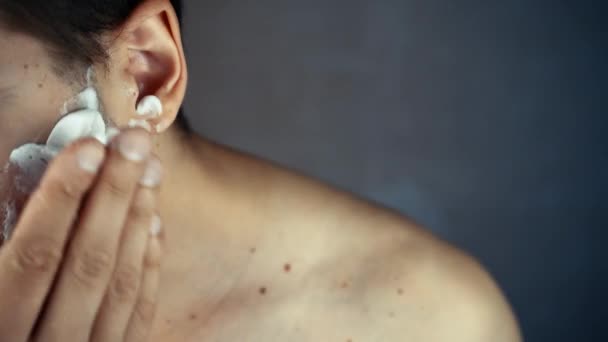 Αρσενικό Εφαρμογή Αφρό Ξυρίσματος Στο Πρόσωπο Στο Μπάνιο Υγιές Δέρμα — Αρχείο Βίντεο