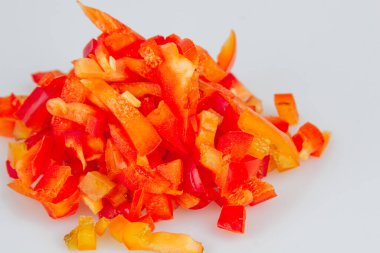 Beyaz arka planda izole edilmiş taze ve dilimlenmiş yeşil biber seti. Yukarıdan bak. Sebze doğrama. Tabak ve salata hazırlama