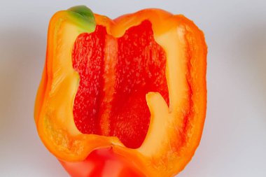 Dilimlenmiş kırmızı biber beyaz arka planda izole edilmiş. Hatlar kesiliyor. Yukarıdan görüntüle