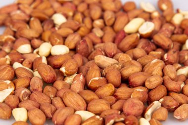 Beyaz arka planda soyulmamış bir sürü fıstık var. Kesme yolu. Tam alan derinliği. arkaplan resmi