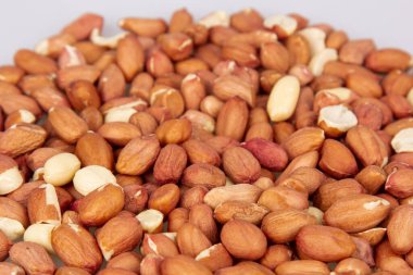 Beyaz arka planda soyulmamış bir sürü fıstık var. Kesme yolu. Tam alan derinliği. arkaplan resmi