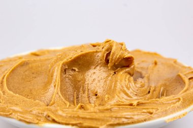 Fıstık ezmesi dokusu. Kremalı, kahverengi ceviz kıvrımlı. Lezzetli, siyah, doğal yemek makarnası.