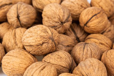 Kabuklu ceviz beyaz arka planda izole edilmiş. Günün enerjisi artıyor. Düzgün beslenme kavramı. Lezzetli kahvaltı.