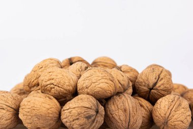 Kabuklu ceviz beyaz arka planda izole edilmiş. Günün enerjisi artıyor. Düzgün beslenme kavramı. Lezzetli kahvaltı.