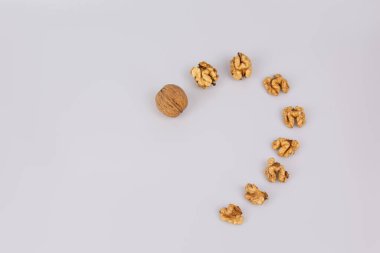 Yarım ceviz karantinası. Beyaz üzerine ceviz kabuğu soyulmuş. Ceviz rengi üst manzara. Kırpma yolu ile ayarla. Sevgililer Günü