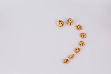 Yarım ceviz karantinası. Beyaz üzerine ceviz kabuğu soyulmuş. Ceviz rengi üst manzara. Kırpma yolu ile ayarla. Sevgililer Günü