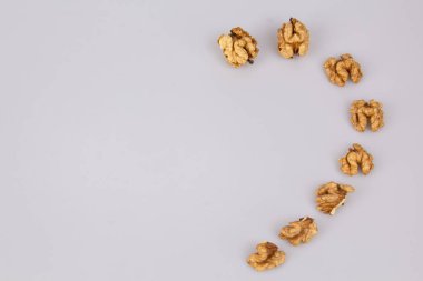 Yarım ceviz karantinası. Beyaz üzerine ceviz kabuğu soyulmuş. Ceviz rengi üst manzara. Kırpma yolu ile ayarla. Sevgililer Günü