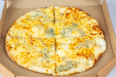 Beyaz arka planda izole edilmiş karton bir kutuda pizza. Pizza paketlemenin en üst görüntüsü. Lezzetli, sulu, lezzetli yemekler. Atıştırmalık Kötü fast food.