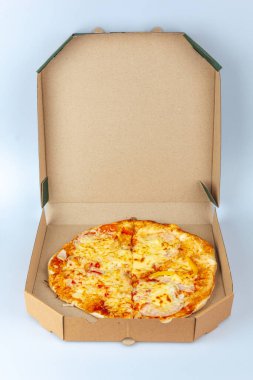 Beyaz arka planda izole edilmiş karton bir kutuda pizza. Pizza paketlemenin en üst görüntüsü. Lezzetli, sulu, lezzetli yemekler. Atıştırmalık Kötü fast food.