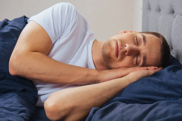 Top Kilátás Egy Jóképű Fiatalember Alszik Kényelmesen Ágyon Éjjel Hálószobában — Stock Fotó