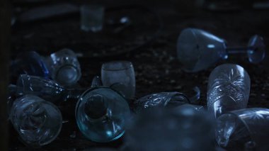 antika cam parçaları, alacakaranlıkta tavan arasındaki terk edilmiş eski bir evin zeminine saçılmış. Eski çatal bıçak takımı.