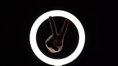 Bir sürü jest. Kadın eli yakın plan parmak figürleri yapar. Parmak oyunu. İki parmak işaretini gösteriyor. zafer sembolü.