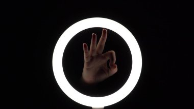 Bir sürü jest. Kadın eli yakın plan parmak figürleri yapar. Parmak oyunu, nazik hareketler. Tamam jest. Müdahaleci ile anlaşma.