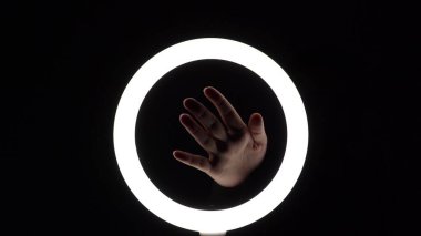 Bir sürü jest. Kadın eli yakın plan parmak figürleri yapar. Parmaklarınla oyna, nazikçe okşa..