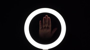 Jest paketi. Kadın eli yakın plan parmak figürleri yapar. Parmak oyunu. Bir avuç içi ya da dur işareti ile çak bir beşlik..