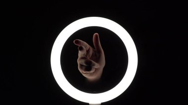 Jest paketi. Kadın eli yakın plan parmak figürleri yapar. Parmak oyunu. Parmak tabancası taklidi. Avuç içi silahı.