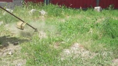 Profesyonel bir bahçıvan Central Park 'ta çimleri bir petrol çim biçme makinesiyle biçiyor. Çim biçme. Çim biçme makinesi çim biçme makinesiyle çimleri biçer.