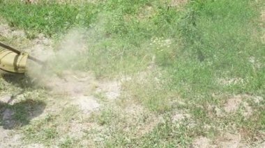 Profesyonel bir bahçıvan Central Park 'ta çimleri bir petrol çim biçme makinesiyle biçiyor. Çim biçme. Çim biçme makinesi çim biçme makinesiyle çimleri biçer.