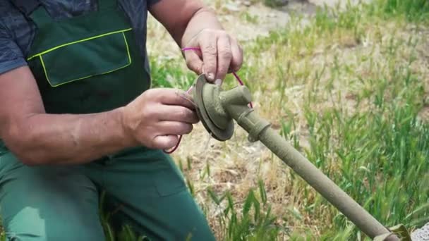特写一个男人的手拆开割草机更换零件 更换零件以维护和修理除草机 — 图库视频影像