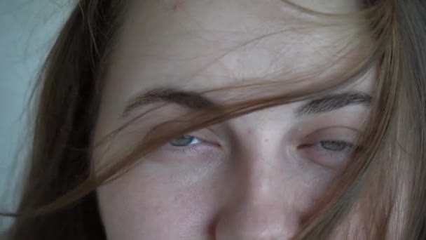 Згортаючи Жіноче Обличчя Дівчинка Відкриває Свої Зелені Очі Вітер Дме — стокове відео
