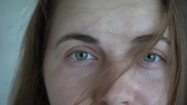 Närbild Woman Face Girl Öppnar Sina Gröna Ögon Wind Blåser — Stockvideo