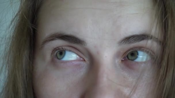 Κοντινό Πλάνο Του Woman Face Κορίτσι Που Ανοίγει Πράσινα Μάτια — Αρχείο Βίντεο