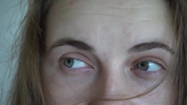Закрыть Женское Лицо Девушка Открывает Свои Зеленые Глаза Ветер Дует — стоковое видео