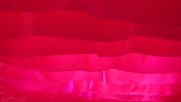 Φωτεινό Κόκκινο Ύφασμα Που Μιμείται Κύματα Έννοια Της Ελαφρότητας Της — Αρχείο Βίντεο