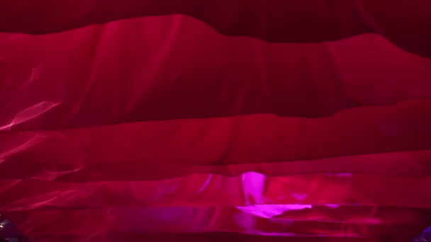 Φωτεινό Κόκκινο Ύφασμα Που Μιμείται Κύματα Έννοια Της Ελαφρότητας Της — Αρχείο Βίντεο