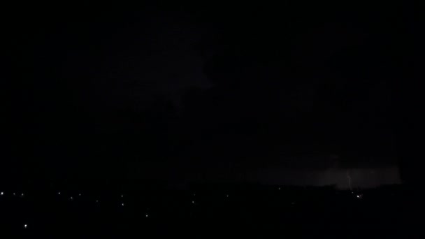 强烈的雷雨 云中有闪电 在一场强烈的夏季风暴之后 夜空刚刚降临 自然灾害和气候变化 — 图库视频影像