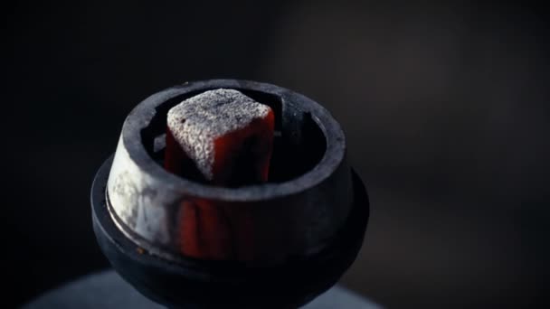 Κοντινό Πλάνο Του Hookah Κόκκινα Καυτά Κάρβουνα Διαδικασία Προετοιμασίας Hookah — Αρχείο Βίντεο