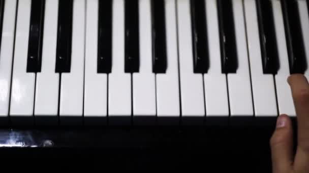 ピアノキーは暗い色で閉じます 学生はピアノを弾くように訓練する 男二人の手再生穏やかなクラシック音楽上の美しいグランドピアノで教室閉じる — ストック動画
