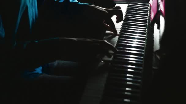 Пианист Играет Красивом Рояле Сцене Концерте Закрывай Кадры Мужских Рук — стоковое видео