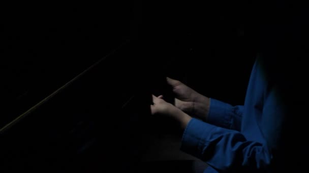 Hombre Por Dos Manos Toca Música Tierna Clásica Piano Cola — Vídeos de Stock