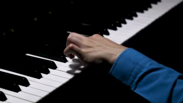Мужчина Двумя Руками Играет Нежную Классическую Музыку Рояле Профессиональный Пианист — стоковое видео