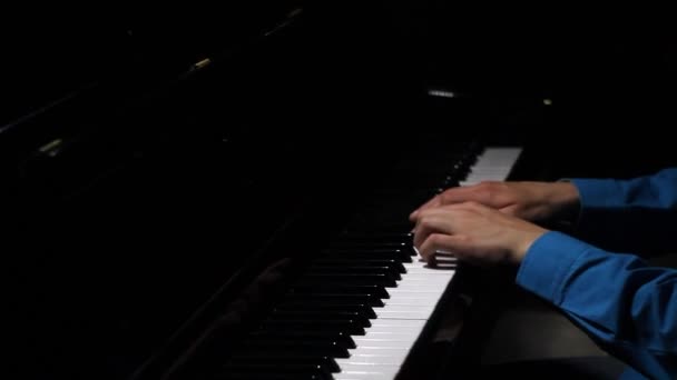 Mann Beidhändig Spielt Sanfte Klassische Musik Auf Einem Flügel Professioneller — Stockvideo