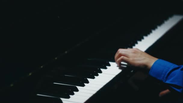 Twee Handen Van Mens Spelen Zachte Klassieke Muziek Een Vleugel — Stockvideo