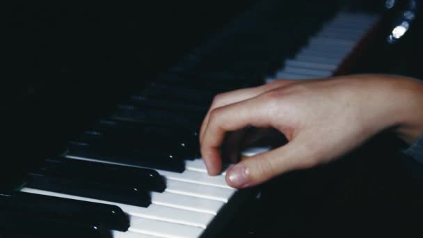 Hombre Por Dos Manos Toca Música Tierna Clásica Piano Cola — Vídeo de stock