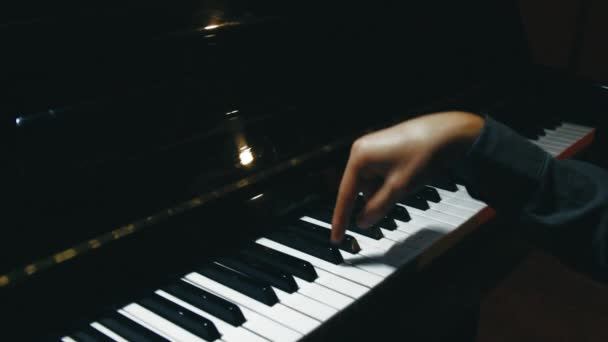 ピアノキーは暗い色で閉じます 学生はピアノを弾くように訓練する 男二人の手再生穏やかなクラシック音楽上の美しいグランドピアノで教室閉じる — ストック動画