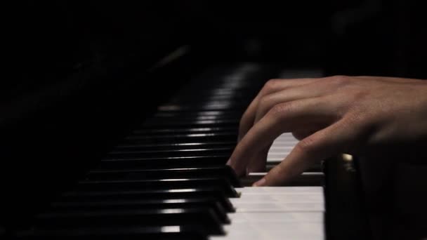 Клавіші Фортепіано Крупним Планом Темних Тонах Студент Тренується Грати Піаніно — стокове відео