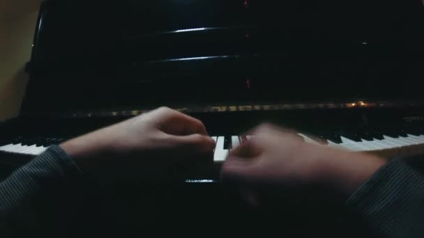 生徒はピアノを習っている 両手の男が教室の近くで美しいピアノを弾いている 広角カメラで撮影 — ストック動画