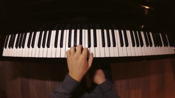 Студент Учится Играть Пианино Мужчина Двумя Руками Играет Красивом Пианино — стоковое видео