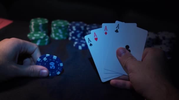 Гравець Спостерігає Мистецтвом Під Час Гри Покер Поєднання Чотирьох Асів — стокове відео