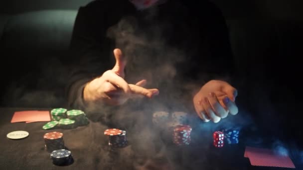 Бородатий Чоловік Грає Покер Казино Людина Виграє Ефективно Кидає Карти — стокове відео