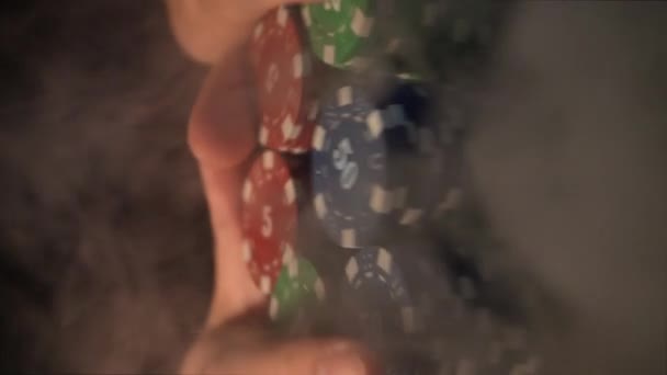 Крупним Планом Гравець Штовхає Свої Фішки Середині Покерного Столу Знімаючись — стокове відео