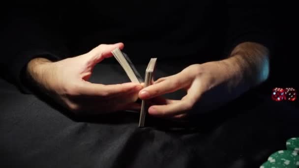 カジノ 男性ディーラーの手はポーカーカードをシャッフルします トランプでトリック — ストック動画