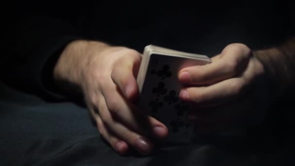 ゲーム中にポーカーテーブル プレイヤーは自分の手札を持っている テーブルの上のチップとカード ギャンブルのテーマ — ストック動画