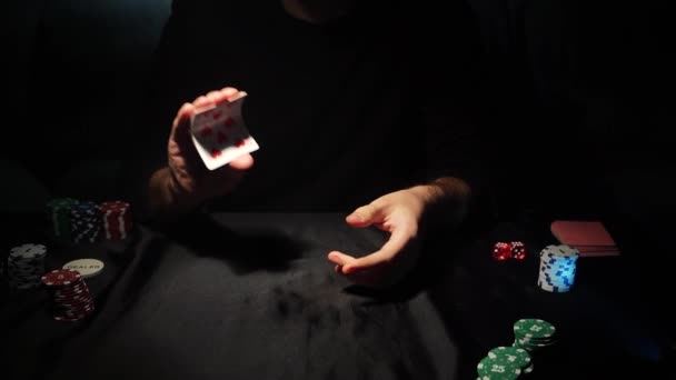 髭を生やした男がカジノでポーカーをする 人は勝利し 効果的にテーブルの上にカードをスローします スローモーション — ストック動画